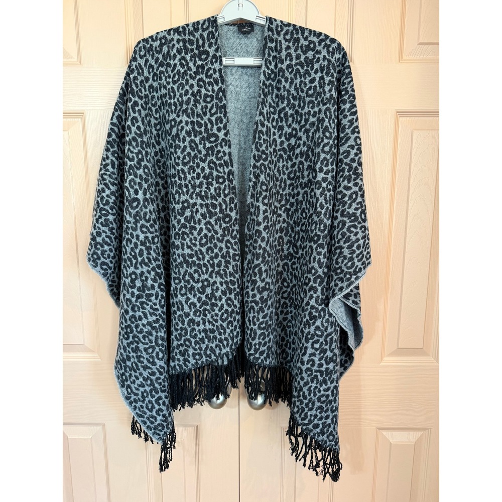 V FRAAS Gray Leopard Print Open Front Poncho Ruana Cape Fringe Shawl OS